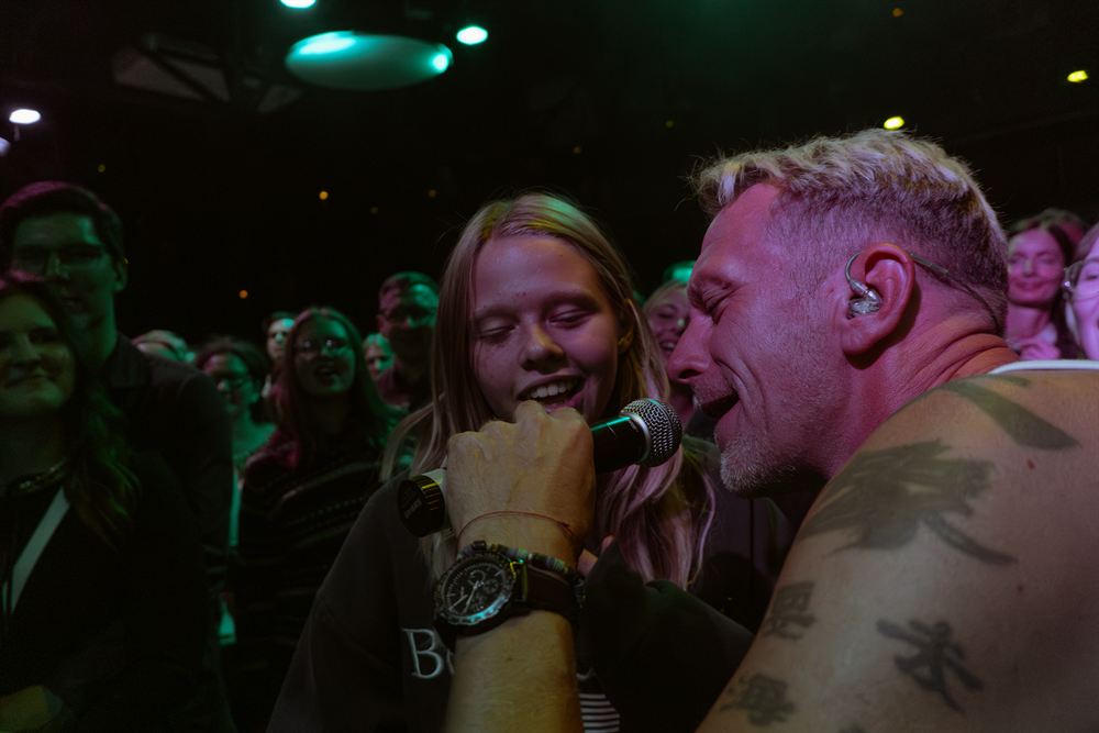 Front Row Singalong (BPL-07)