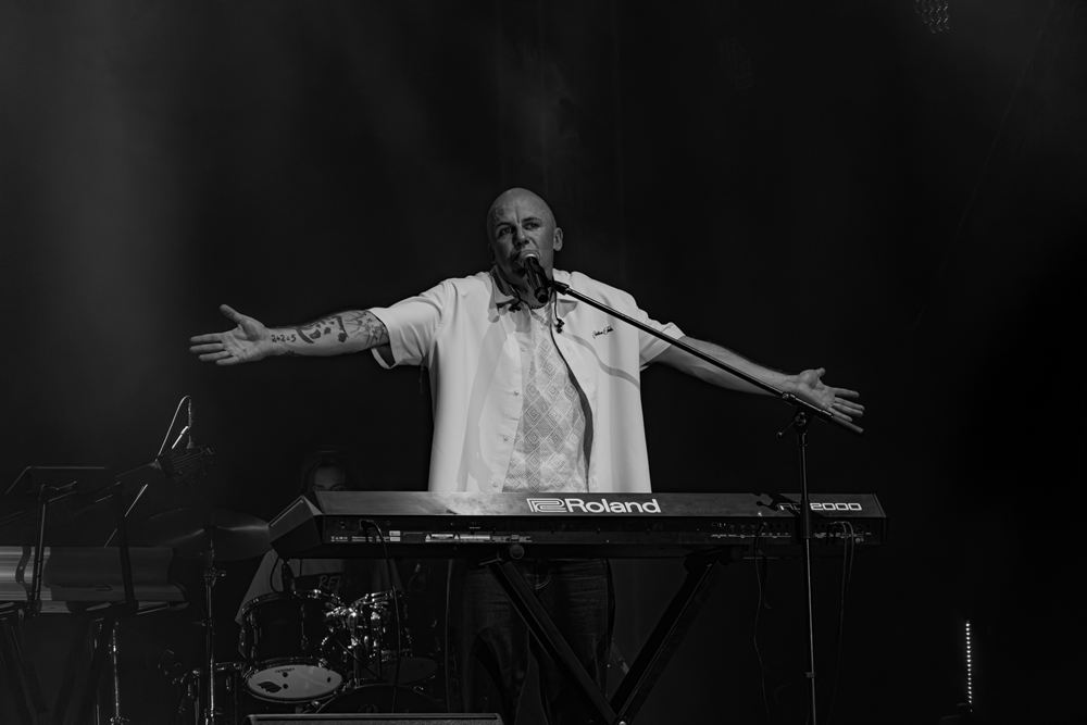 Open Arms, B&W (VD-04)